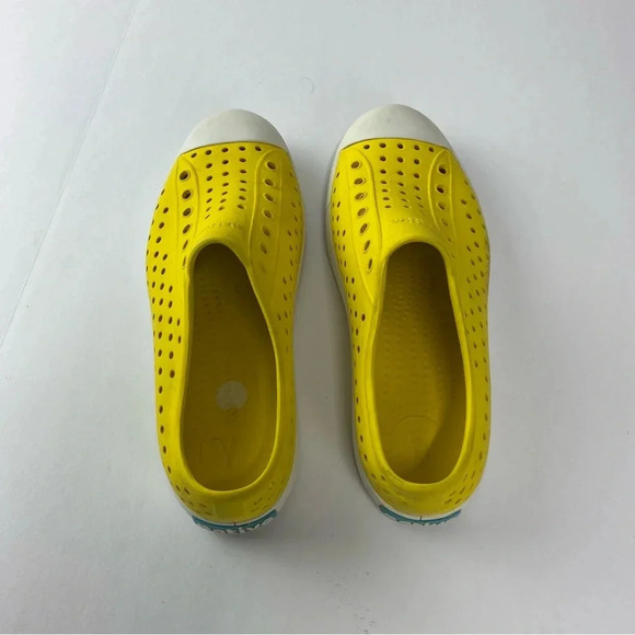 Native Jefferson Child Yellow Slip On Water Shoes J5 5 Junior - Picture 3 of 7